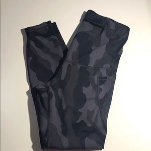 Old Navy Women's Elevate Go Dry High Waist Leggings Camo Print Size M